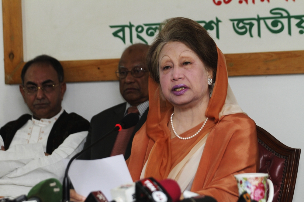 (FILES) Bangladesh opposition leader Khaleda Zia speaks during a press conference in Dhaka.   AFP / Munir UZ ZAMAN