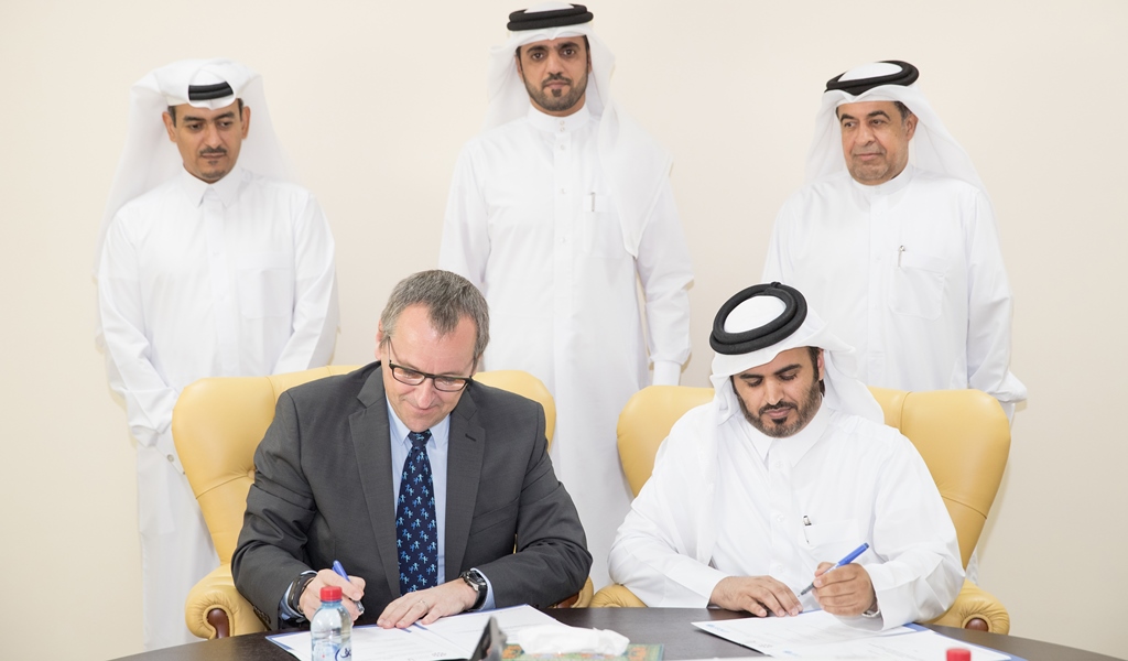 Misfer Bin Hamad Al Shahwani, QFFD’s Executive Director of Development Projects Department and Geert Cappelaere, Unicef Regional Director for the Middle East and North Africa, sign the agreement. 