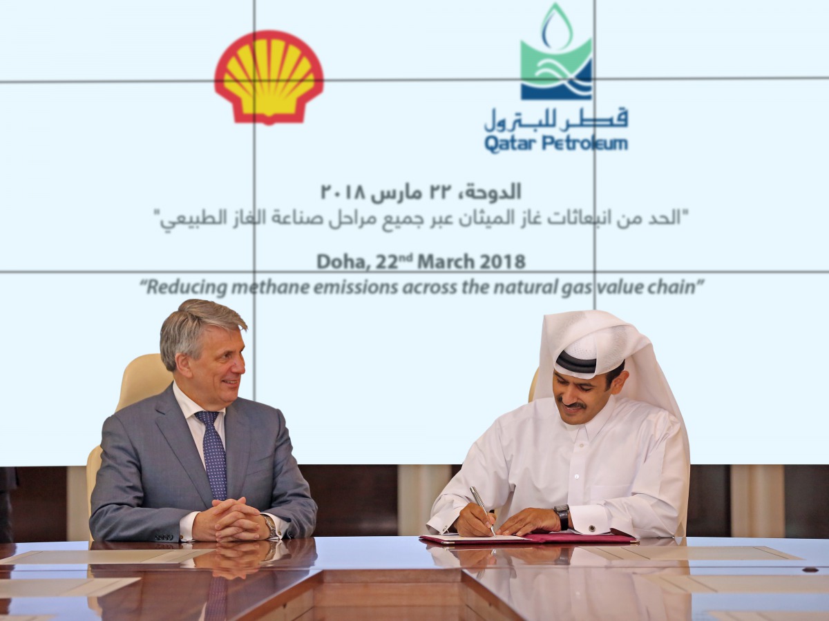 Saad Sherida Al-Kaabi, Qatar Petroleum President & CEO, signing the Guiding Principles document 