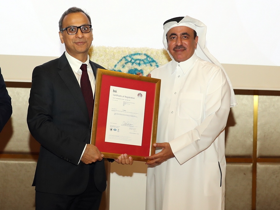 Minister of Transport and Communications H E Jassim bin Saif Al Sulaiti receiving ISO 9001:2015 Quality Management Systems certification. 