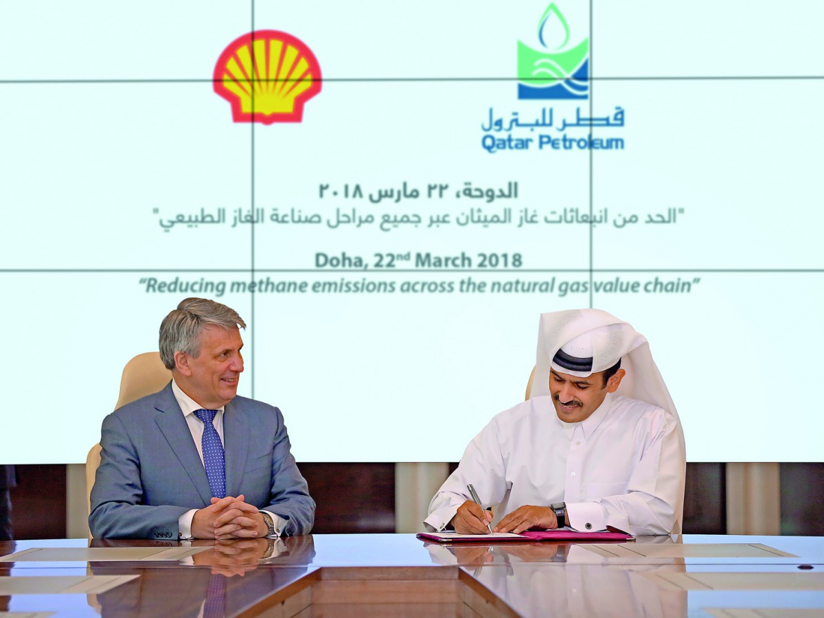 Saad Sherida Al Kaabi (right), Qatar Petroleum President & CEO, signing the Guiding Principles document as Ben van Beurden, CEO, Royal Dutch Shell looks on.