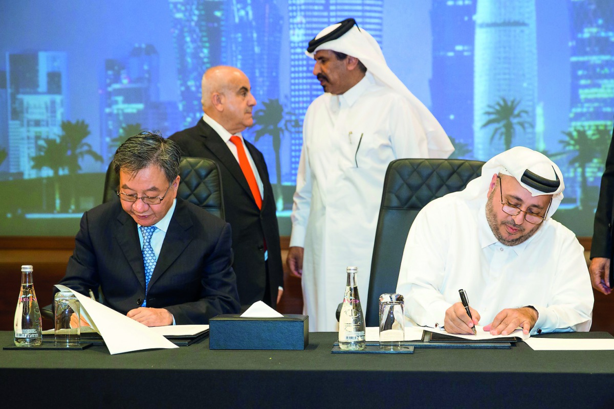 Sheikh Nasser bin Ali bin Saud Al Thani, Chairman of the World Trade Center Co. – Qatar, signs an MoU for promoting international commerce with Jian Zing Wii at Qatar Chamber headquarters. 
