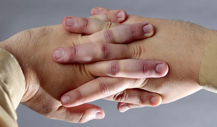 Love it or loathe it, knuckle-cracking is very common. Earlier studies have established that not all joints can be cracked, and that -- for that those that can -- the act can't be repeated for another 20 minutes.
Knuckle-cracking is a common habit (Pictu