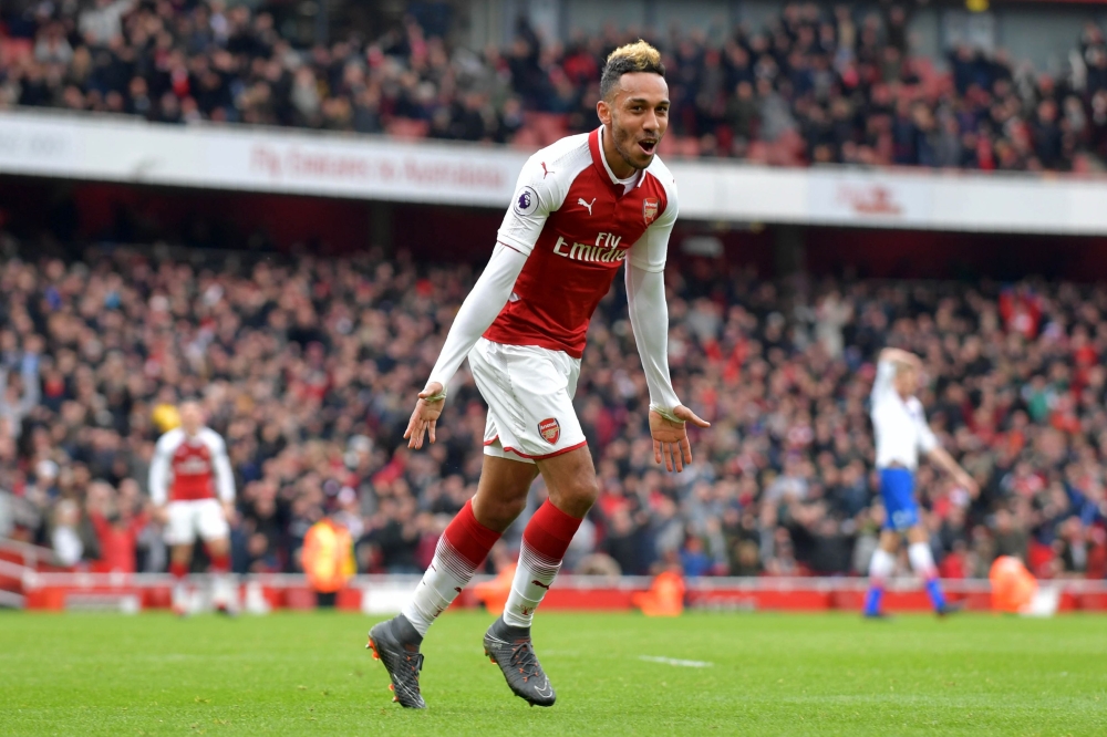 Arsenal's Gabonese striker Pierre-Emerick Aubameyang celebrates scoring the team's second goal during the English Premier League football match between Arsenal and Stoke City at the Emirates Stadium in London on April 1, 2018. AFP / Oliver GREENWOOD 