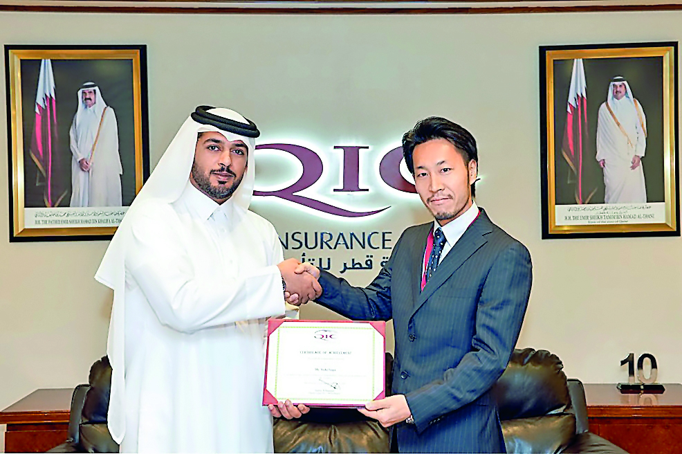 Salem Al Mannai (left), Deputy Group President & CEO, QIC MENA; handing over Certificate of Appreciation to a trainee from Sompo.