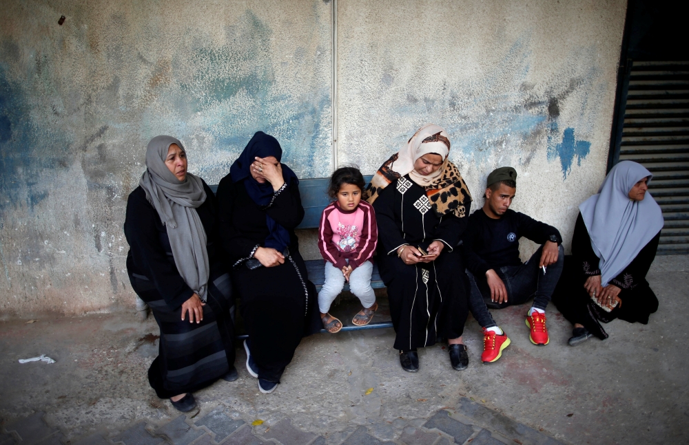 Relatives of a Palestinian, who was killed along Israel border with Gaza, react at a hospital in the central Gaza Strip April 3, 2018. Reuters/Suhaib Salem

