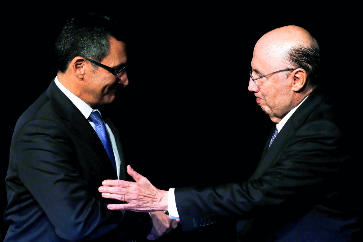 Brazil's new Finance Minister Eduardo Guardia is congratulated by his predecessor Henrique Meirelles during the handover ceremony for the new Financial Minister in Brasilia, Brazil April 11, 2018. Reuters/Adriano Machado