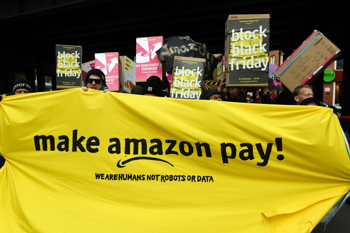 Protesters during a demonstration to ask the online retailer Amazon to pay its employees fairly on November 24, 2017 on the Black Friday in Berlin. (AFP / dpa / Maurizio Gambarini) 