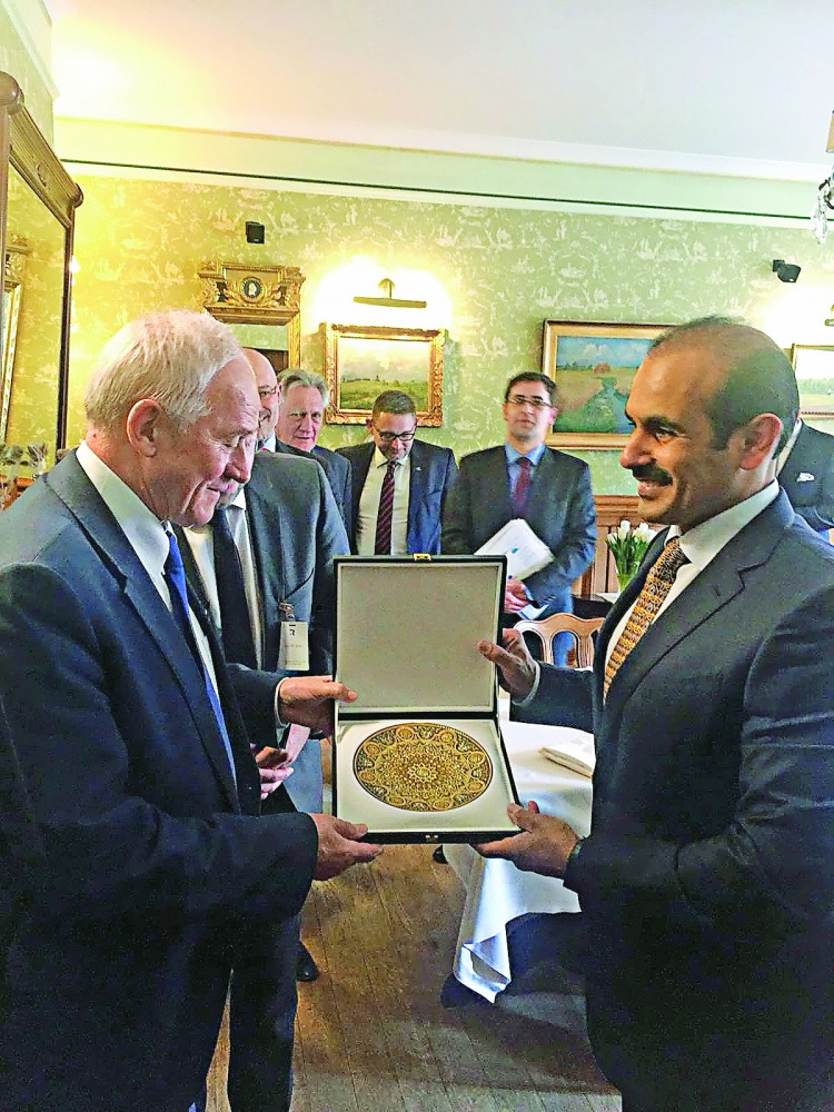 Saad Sherida Al Kaabi (right), Qatar Petroleum President & CEO; with  Krzysztof Tchorzewski, Polish Energy Minister.