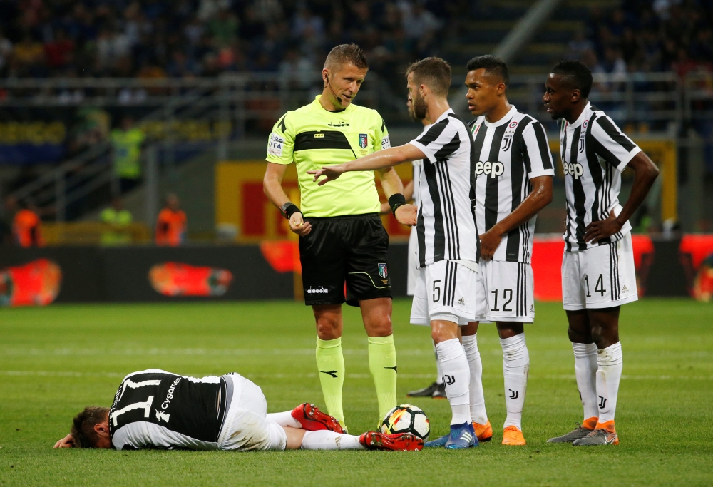 Juventus' Mario Mandzukic lies injured REUTERS/Stefano Rellandini
