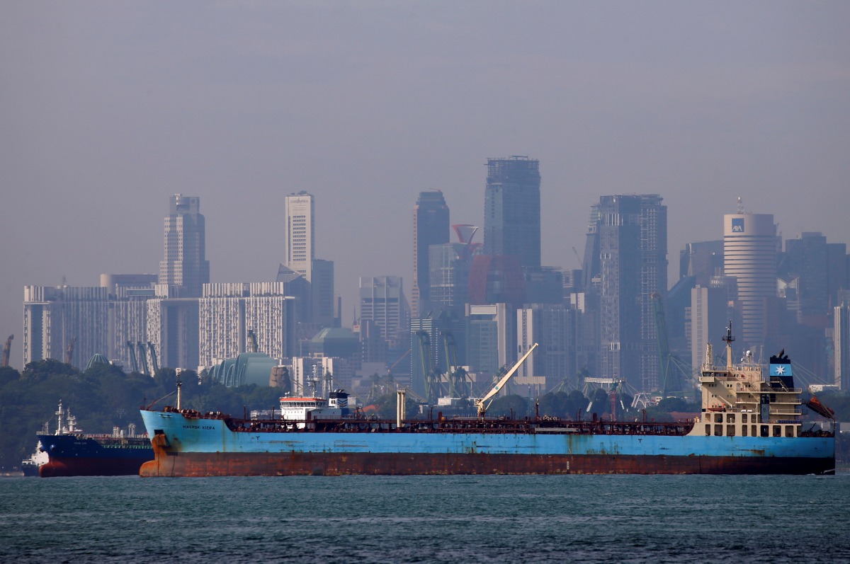 Oil tankers pass the skyline of Singapore,  June 8, 2016. (Reuters /Edgar Su) 