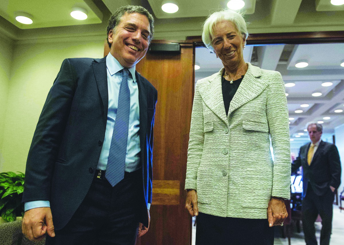 IMF Managing Director Christine Lagarde poses for a photo with Argentinian Economy Minister Nicolas Dujovne prior to talks at IMF headquarters in Washington, DC, on May 10, 2018. AFP / Nicholas Kamm