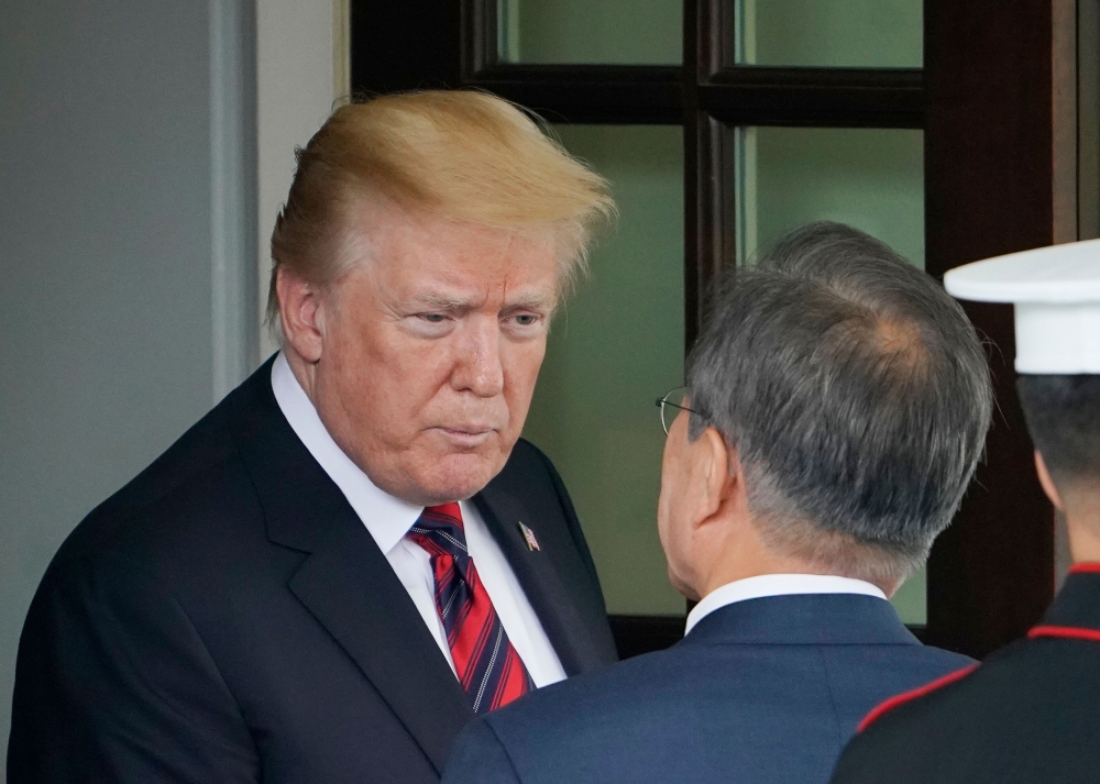 US President Donald Trump bids farewelll to South Korea's President Moon Jae-in (R) after meetings at the White House on May 22, 2018 in Washington, DC. AFP / Mandel Ngan