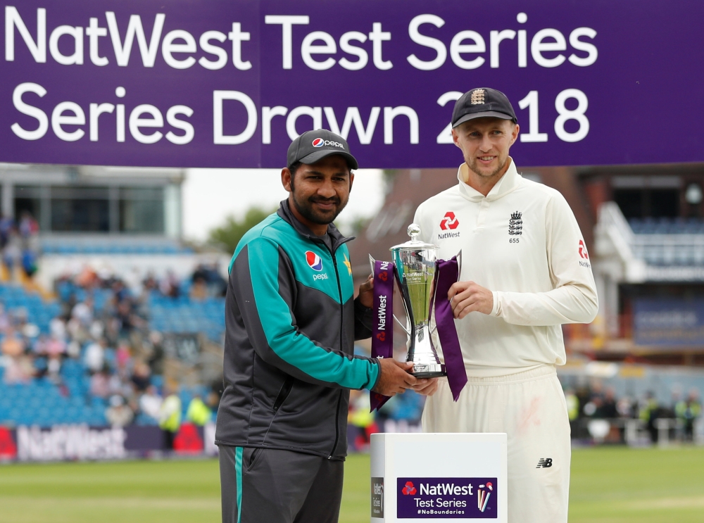 England's Joe Root and Pakistan's Sarfraz Ahmed pose with the trophy after the series was drawn Action Images via Reuters/Lee Smith
 
