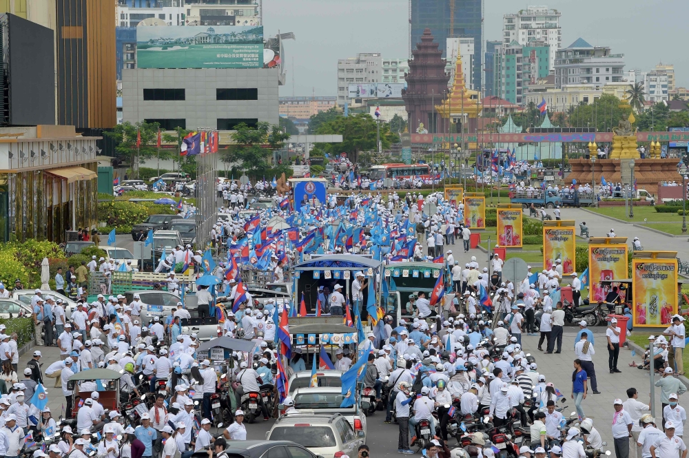 Supporters of Cambodian People's Party (CPP) parade in the street of Phnom Penh during the first day of campaign for the general election on July 7, 2018. AFP / TANG CHHIN Sothy