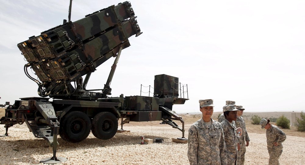 U.S. soldiers stand beside a U.S. Patriot missile system at a Turkish military base in Gaziantep, southeastern Turkey, October 10, 2014.. Reuters/Osman Orsal