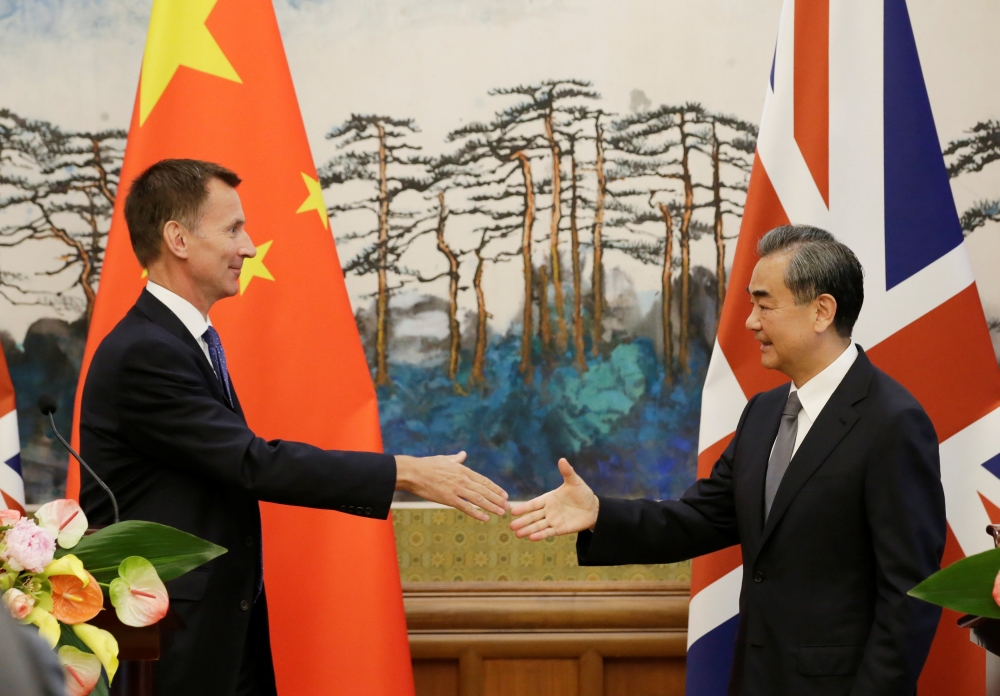 Britain's Foreign Secretary Jeremy Hunt (L) shakes hands with China's Foreign Minister Wang Yi after a joint news conference at the Diaoyutai State Guesthouse in Beijing, China July 30, 2018. REUTERS/Jason Lee