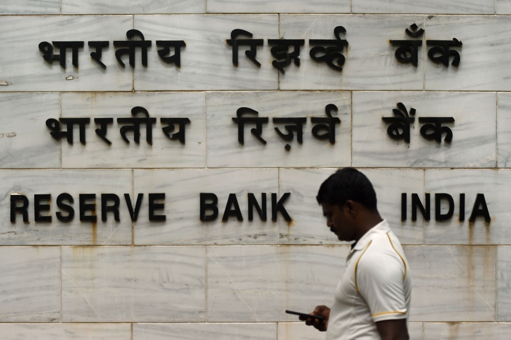 An Indian man walks past the entrance of the Reserve Bank of India (RBI) head office in Mumbai on August 1, 2018. (AFP / Punit PARANJPE)