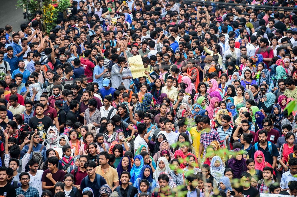 Bangladeshi students march along a street during a student protest in Dhaka on August 5, 2018, following the deaths of two college students in a road accident. / AFP / Munir UZ ZAMAN