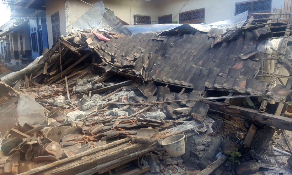 A collapsed home is seen in Batuyang village in Lombok on August 6, 2018, a day after a 6.9 magnitude earthquake struck the area.  / AFP / Gin Sugi