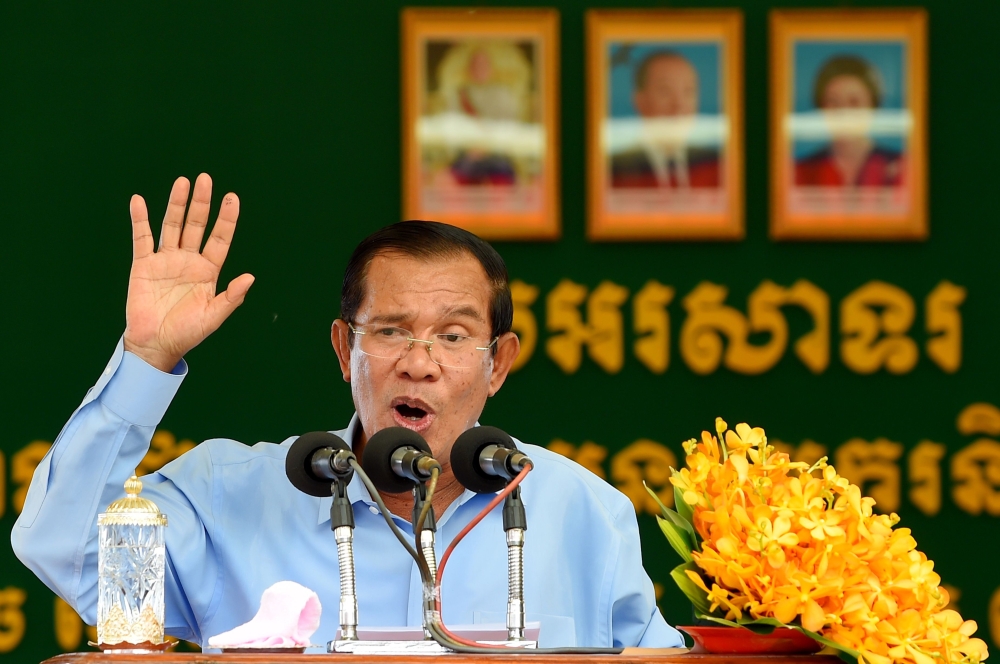 Cambodia's Prime Minister Hun Sen speaks during a visit to a garment factory in Phnom Penh on August 2, 2018. / AFP / TANG CHHIN Sothy