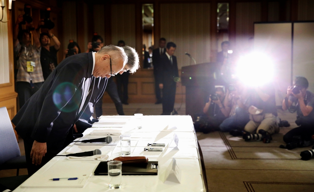 Tetsuo Yukioka (L), Managing Director of Tokyo Medical University and Keisuke Miyazawa, Vice-President of Tokyo Medical University, bow as they attend a news conference in Tokyo, Japan August 7, 2018. (REUTERS/Toru Hanai )