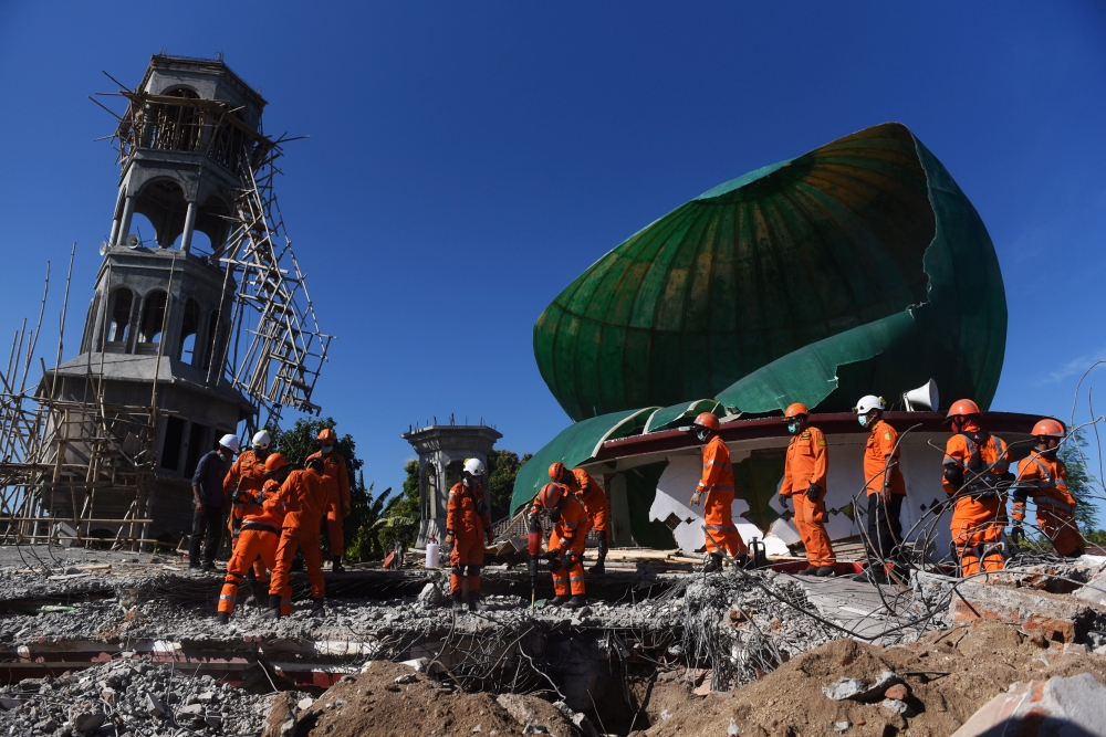 Rescue workers search for victims in a mosque which was damaged in Sunday's earthquake in Tanjung, North Lombok, Indonesia August 7, 2018.( Antara Foto/Zabur Karuru/ via REUTERS)
