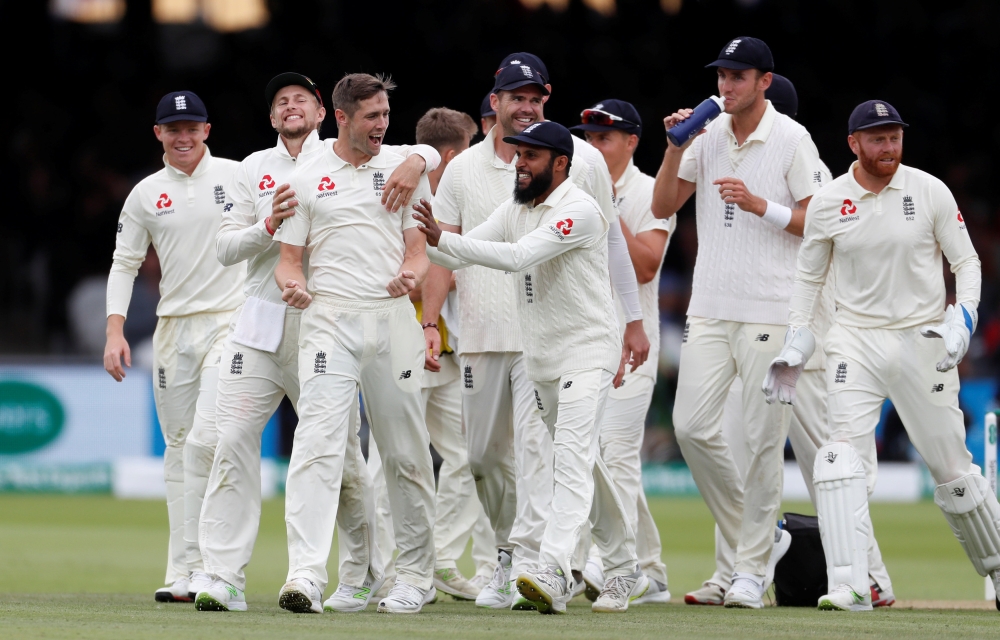 England's Chris Woakes celebrates taking the wicket of India's Hardik Pandya with team mates. (Reuters/Paul Childs)