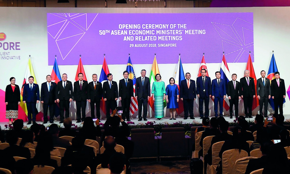 Singapore Prime Minister Lee Hsien Loong (9th from L) poses with the Asean economic and trade ministers at the opening of 50th Asean Economic Ministers (AEM) Meeting and Related Meetings in Singapore on August 29, 2018. AFP / Roslan Rahman