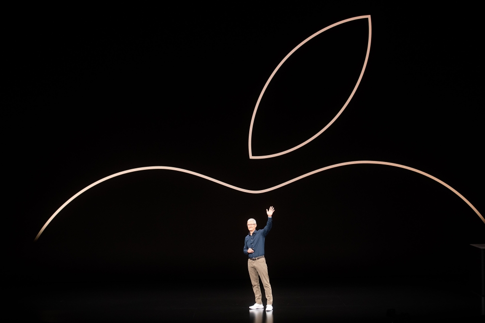 Apple CEO Tim Cook waves to the audience during an event on September 12, 2018, in Cupertino, California. (AFP / NOAH BERGER)