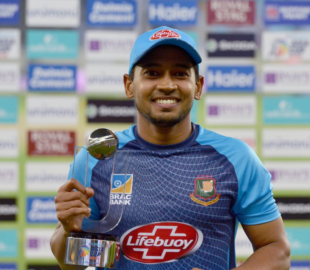 Player Of The Match Bangladeshi batsman Mushfiqur Rahim poses with the Cup during the one day international (ODI) Asia Cup cricket match between Bangladesh and Sri Lanka at The Dubai International Cricket Stadium in Dubai on September 15, 2018. / AFP / IS