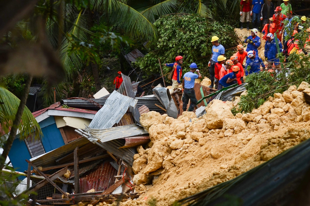 Rescuers search for survivors at the landslide site in Naga City, on the popular tourist island of Cebu on September 20, 2018. AFP / ALAN TANGCAWAN
 