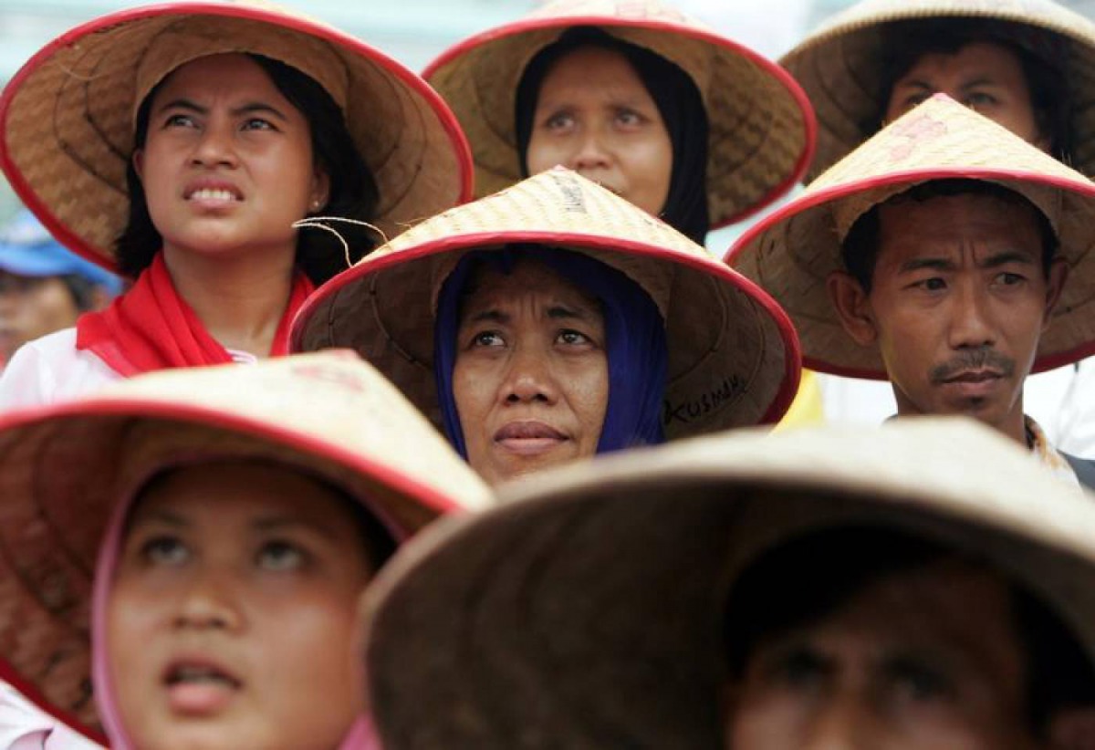 Indonesian farmers attend a large protest over land reform and other agricultural issues in central Jakarta, June 8, 2004. (Reuters/Darren Whiteside) 