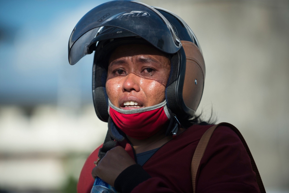 Samidah, a relative of a victim, cries while gathered outside the collapsed Roa Roa hotel in Palu, Indonesia's Central Sulawesi on September 30, 2018, following the September 28 earthquake and tsunami.  AFP / Bay Ismoyo
 