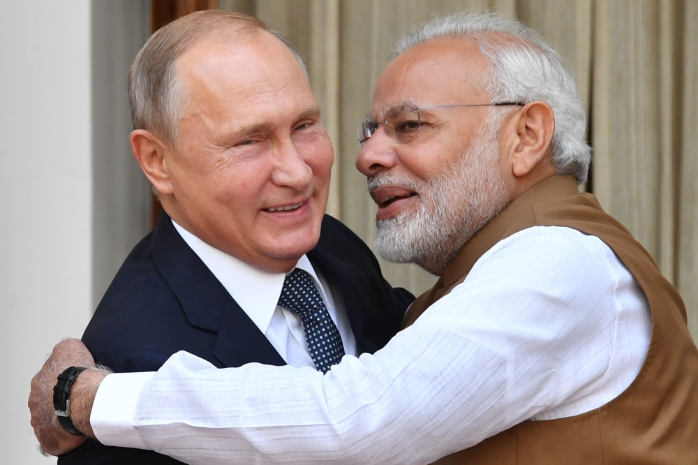 Indian Prime Minister Narendra Modi (R) welcomes Russian President Vladimir Putin prior to their meeting at Hyderabad House in New Delhi on October 5, 2018. / AFP / POOL / Yuri KADOBNOV