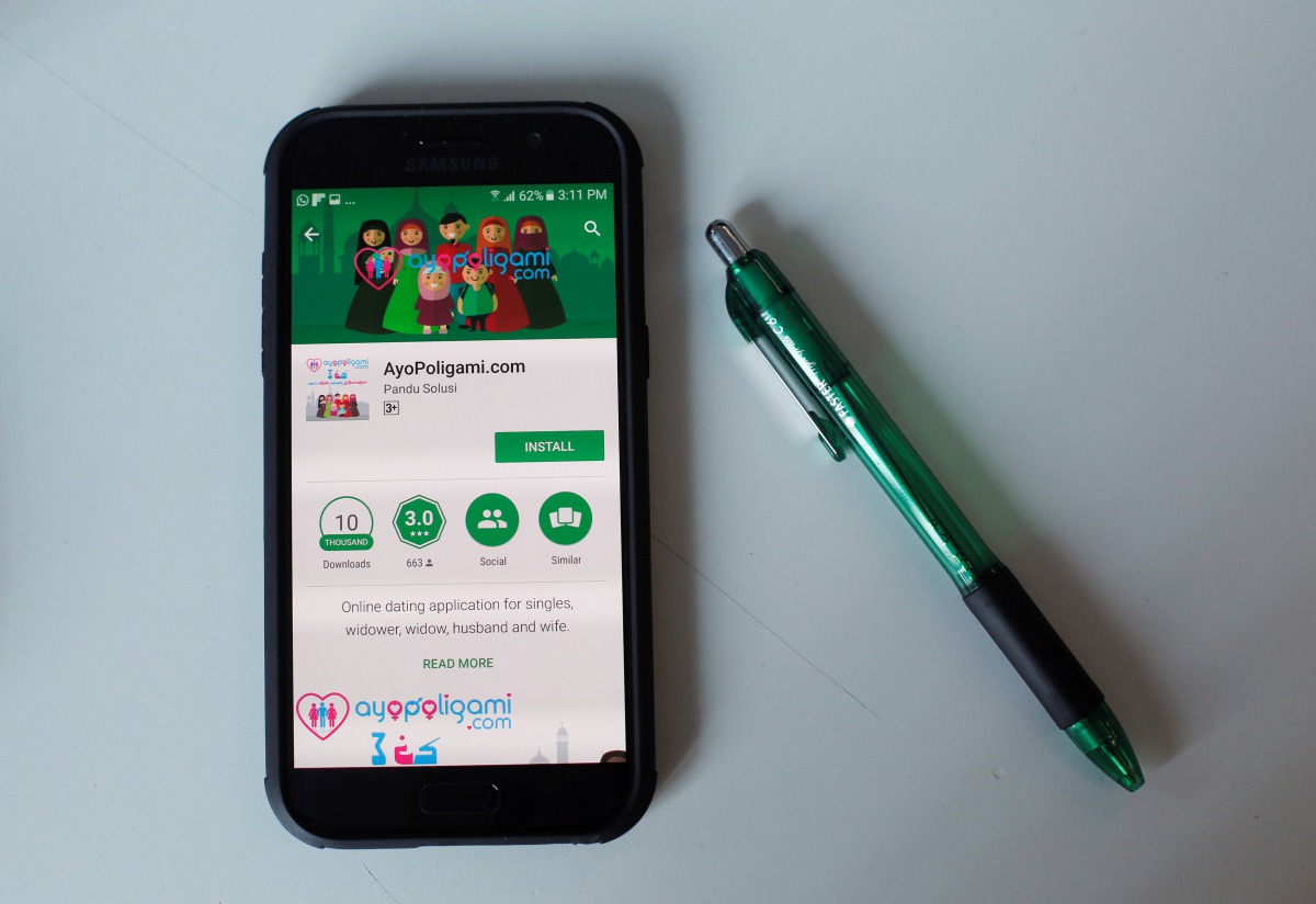 An app is seen on a download screen on an Android phone in Jakarta in this picture illustration, September 14, 2017. (Reuters / Beawiharta) 