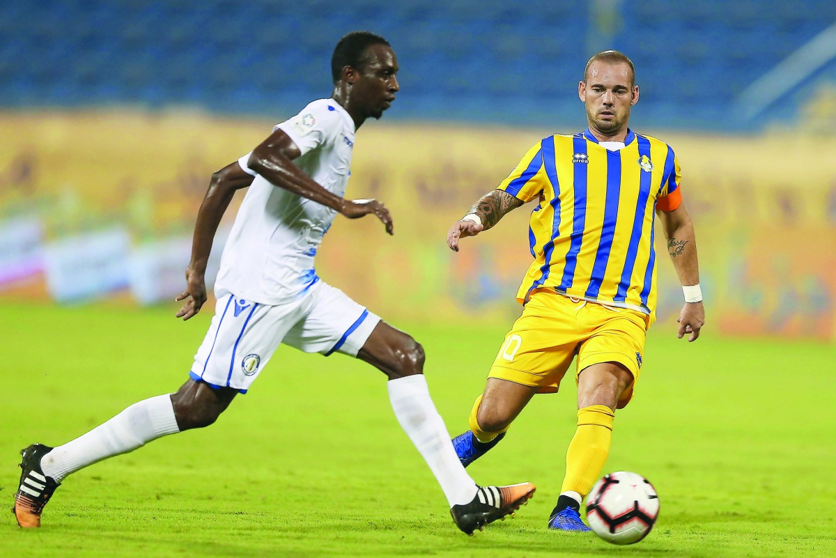 Al Gharafa’s Wesley Sneijder (right) vies for ball possession with an Al Khor player during their QNB Stars League match in Doha yesterday.