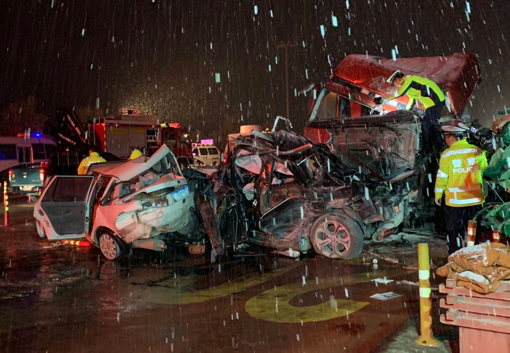 Chinese police officers and rescuers work at the site of where a truck ploughed into cars at a toll booth in Lanzhou in China's northwestern Gansu province early on November 4, 2018. China OUT / AFP / STR 