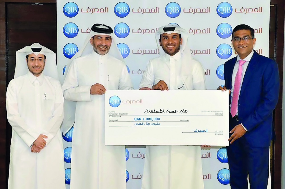 D Anand (right), QIB’s Personal Banking Group General Manager, with the grand prize winner, Ali Al Mslmani. 