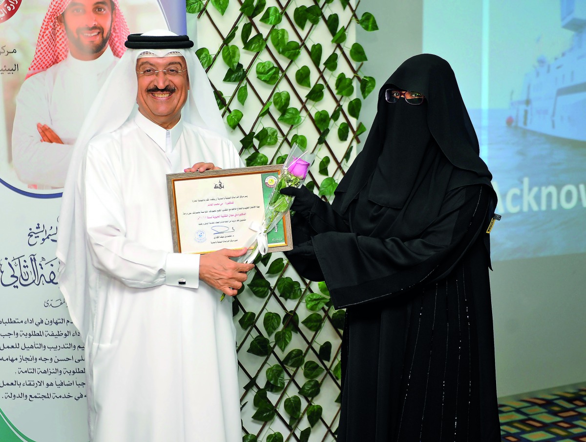 Dr Mohammad bin Saif Al Kuwari (left), Director of the Environmental and Municipal Studies Center at MME, presenting a certificate of honour to Dr. Mai Mohammed Al Ghanem yesterday.
Pic: Abdul Basit / THE PENINSULA