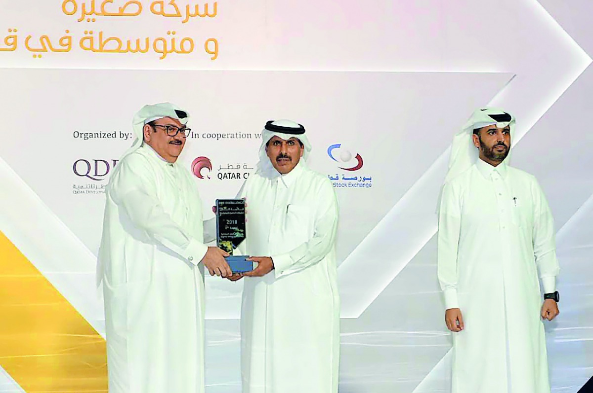 H E Sheikh Abdulla bin Saoud Al Thani, Qatar Central Bank Governor and QDB Chairman, presenting the award.