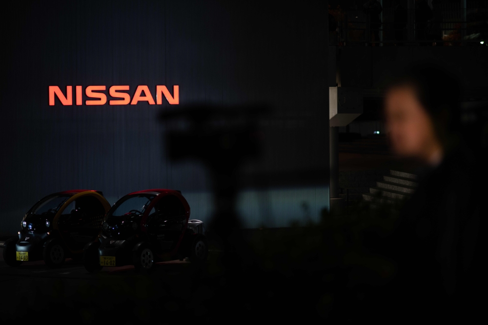 Journalists wait outside the Nissan headquarters building in Yokohama on November 22, 2018.  AFP / Martin BUREAU