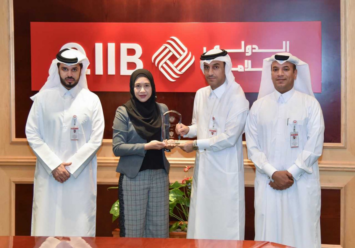 Jamal Abdullah Al Jamal (second right), QIIB Deputy CEO, receiving the award from Dr. Sofiza Azmi.