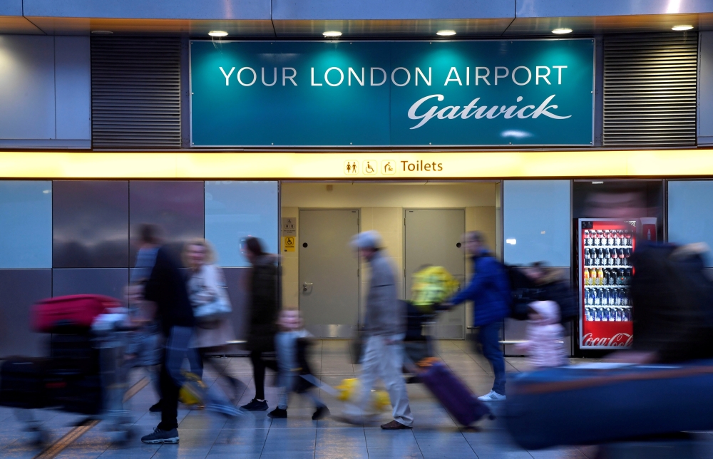 Passengers walk through the South Terminal building at Gatwick Airport, after the airport reopened to flights following its forced closure because of drone activity, in Gatwick, Britain, December 21, 2018. (REUTERS/Toby Melville/File Photo)