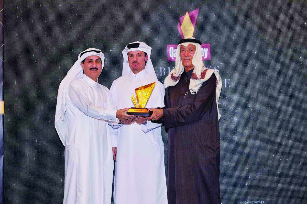 Khalid Alnaama, Head of Public Sector Unit, Doha Bank, receiving the award on behalf of Doha Bank from QSE Marketing & Communications Director Hussain Mohammed Al Abdullah at the ceremony held in Doha. 