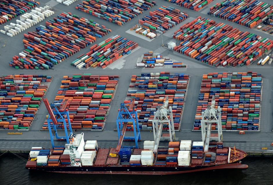 FILE PHOTO: A container ship is loaded at a terminal in the harbour of Hamburg, Germany September 23, 2012. REUTERS/Fabian Bimmer