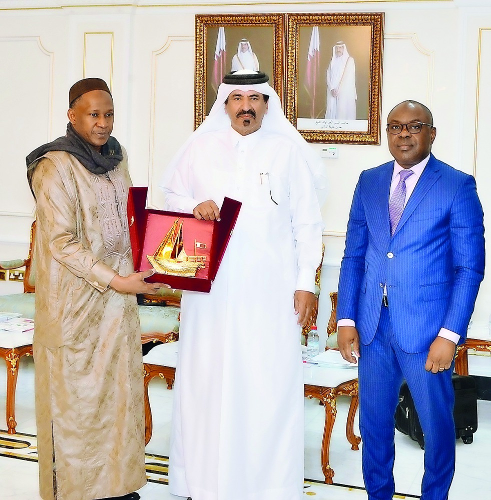 Mohamed bin Ahmed bin Towar Al Kuwari (centre) presenting a memento to Sedou Coulibaly during the event.