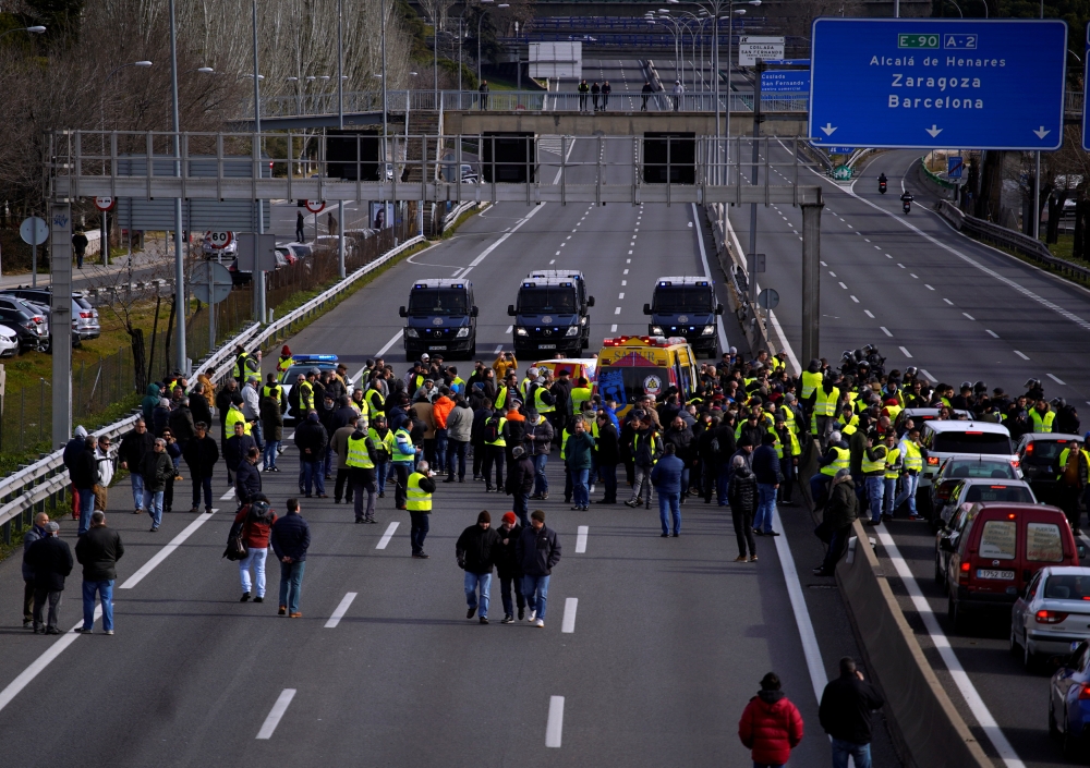Taxi drivers block a highway near the Adolfo Suarez Barajas airport during the open-end strike against VTC regulations in Madrid, Spain, January 22, 2019. Reuters/Juan Medina
