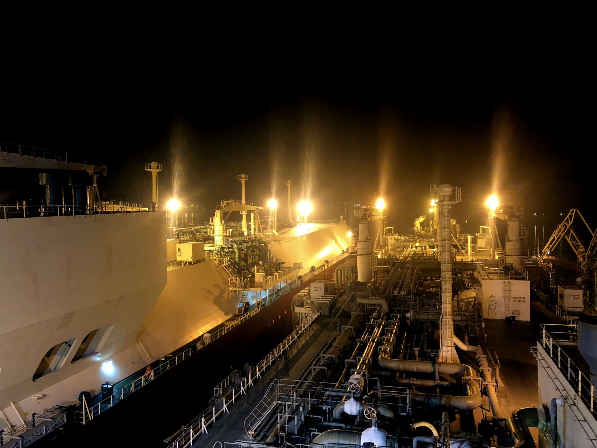 The ship-to-ship transfer operation between Nakilat Exquisite FSRU Unit and LNG vessel.