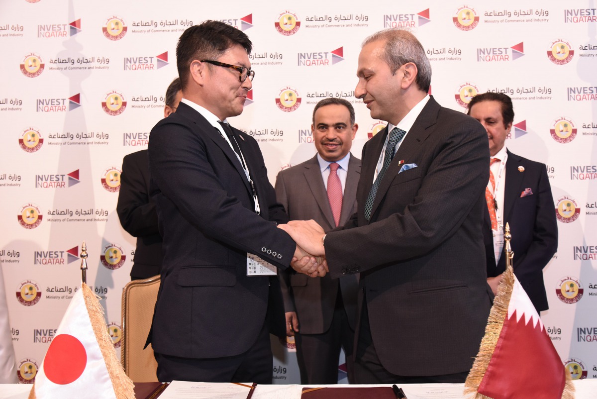H E Ali bin Ahmed Al Kuwari (centre), Minister of Commerce and Industry, during the signing of an agreement between Qatari and Japanese businessmen, on the sidelines of Qatar-Japan Business Forum held in Tokyo, yesterday.
